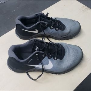 Nike Women's Black and Gray Running Shoes